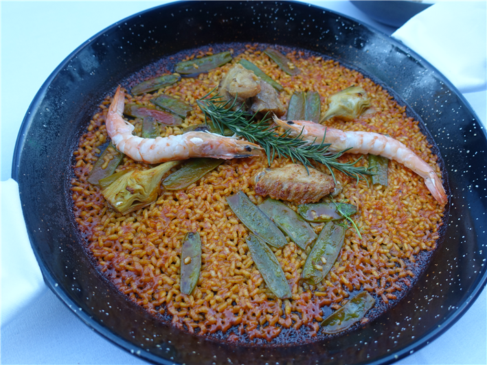 paella with chicken and prawns