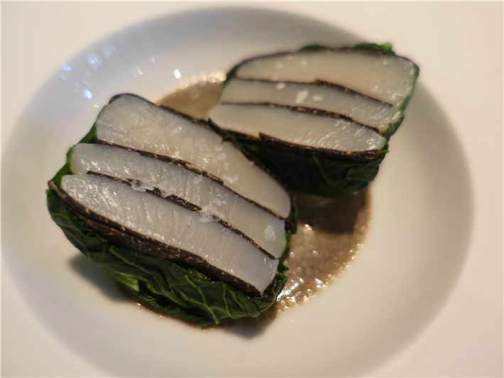 scallop in komatsuna leaf